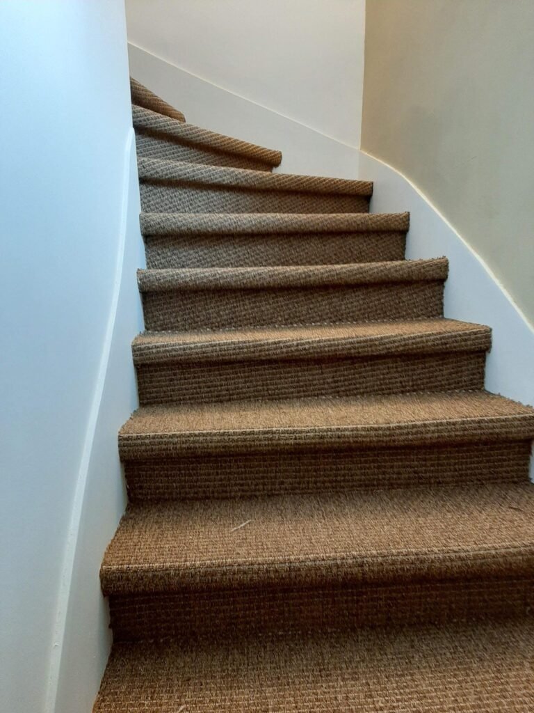 Pose de moquette dans l'escalier